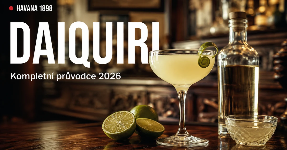 Klasické Daiquiri v koktejlové sklenici coupe na barovém pultu s plátkem limetky — kompletní průvodce receptem, výběrem rumu a variantami 2026